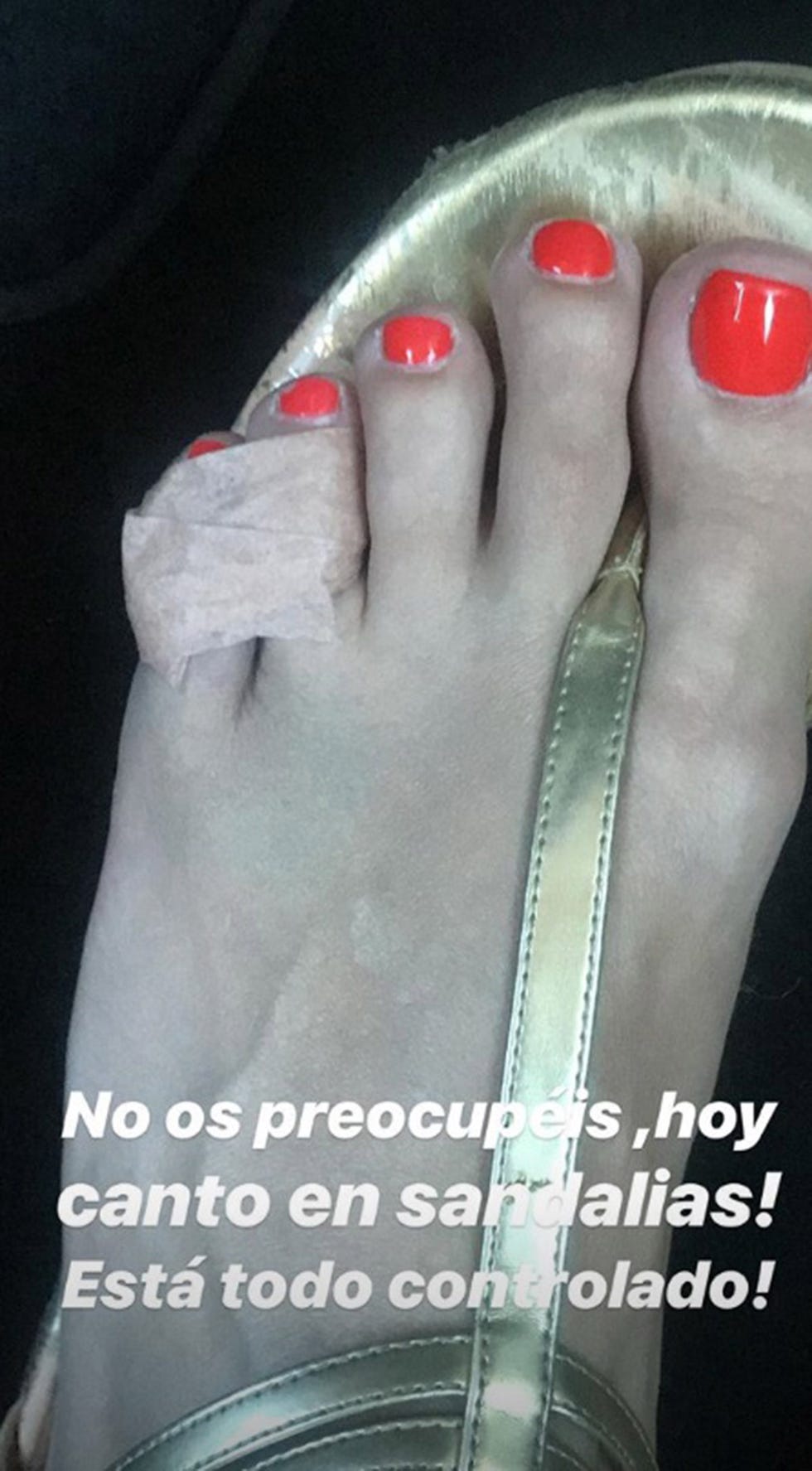 La cantante Soraya Arnelas se rompe el dedo meñique del pie horas antes de un concierto.