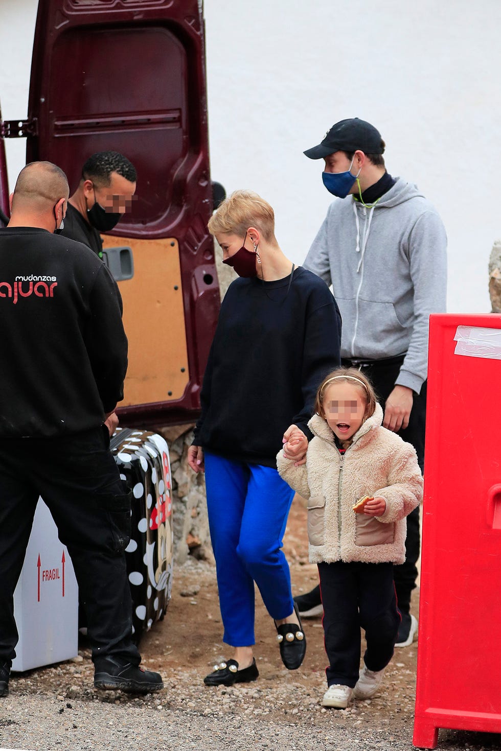 soraya arnelas, miguel Ángel herrera y su hija manuela supervisan la mudanza a su nueva casa