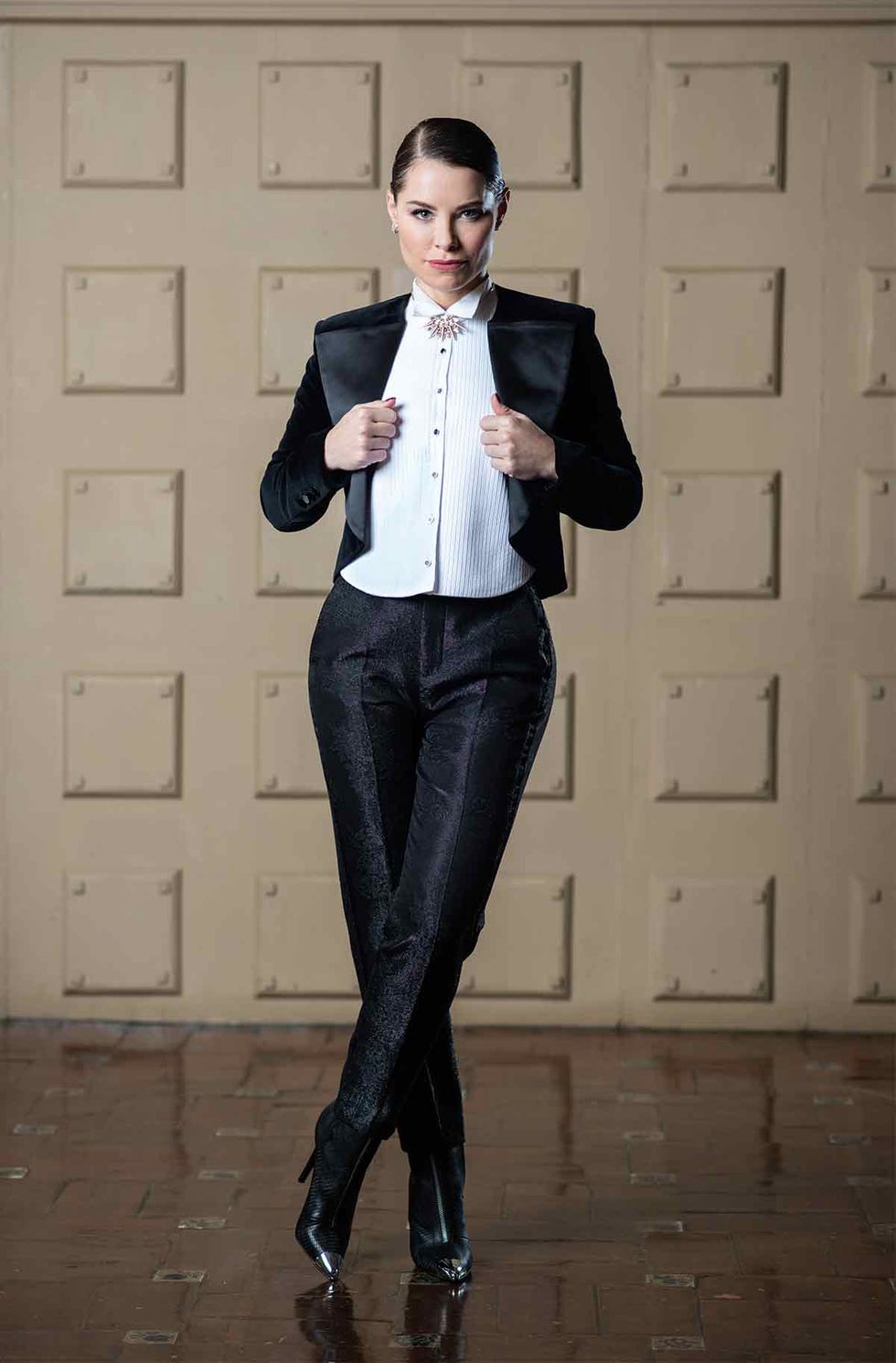 La cantante lleva una torera, pantalón y pechera de Zara, 39 €, 95 € y 29,95 € respectivamente; botines Éxe shoes, 89,95 €; collar de Antón Heunys, c.p.v; y pendientes de Carrera, c.p.v. 