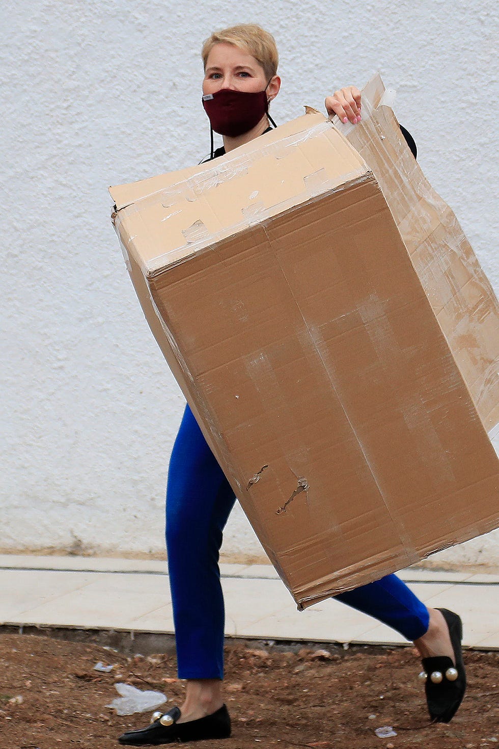 soraya arnelas ayuda en la mudanza de su nueva casa