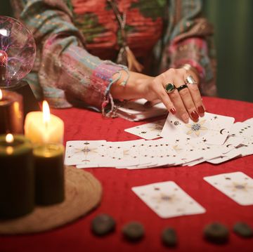 sorceress spreading tarot cards