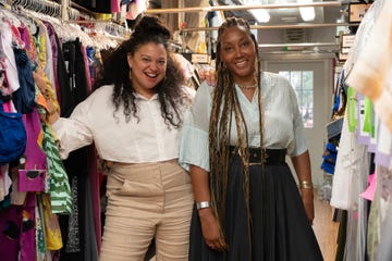 survival of the thickest season 2. (l to r) michelle buteau and costume designer keia bounds behind the scenes of episode 206 of survival of the thickest, season 2. cr. vanessa clifton/netflix © 2024