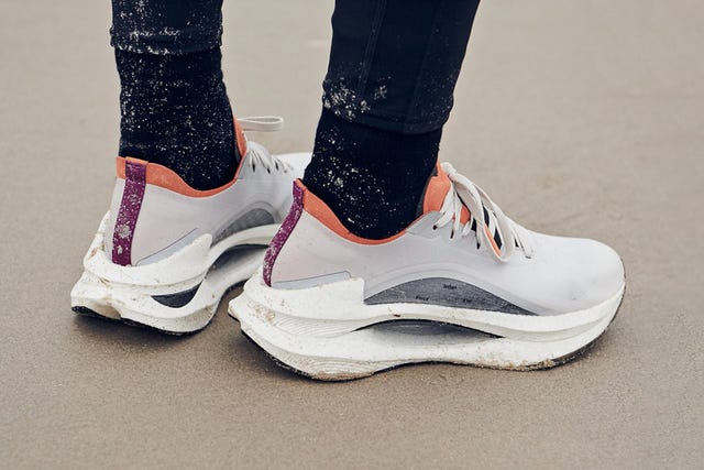 la zapatilla de running li ning shadow x soulland en una playa