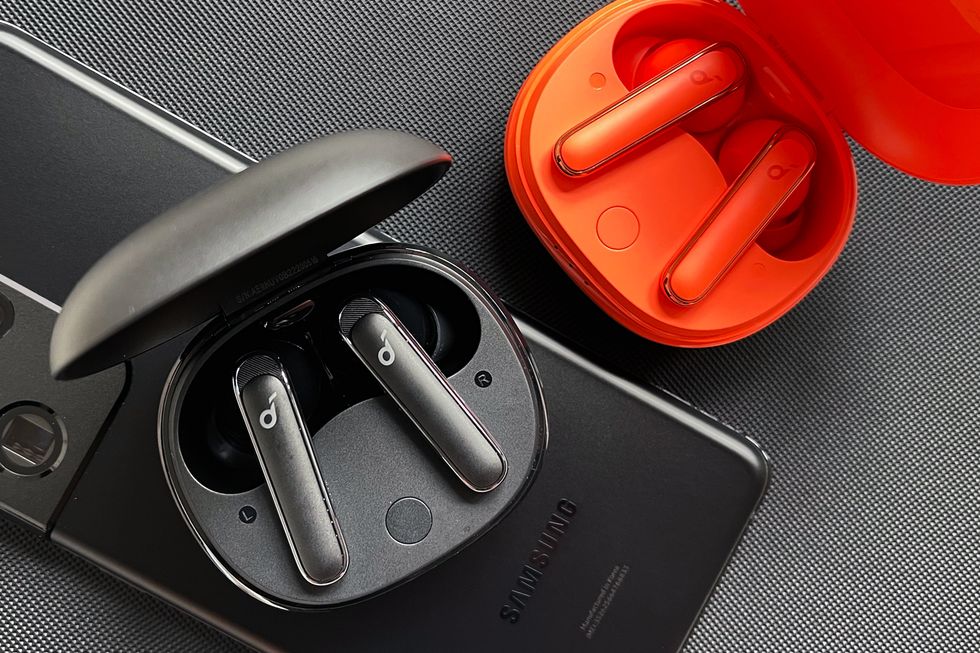 soundcore life p3 earbuds with charging case and samsung phone
