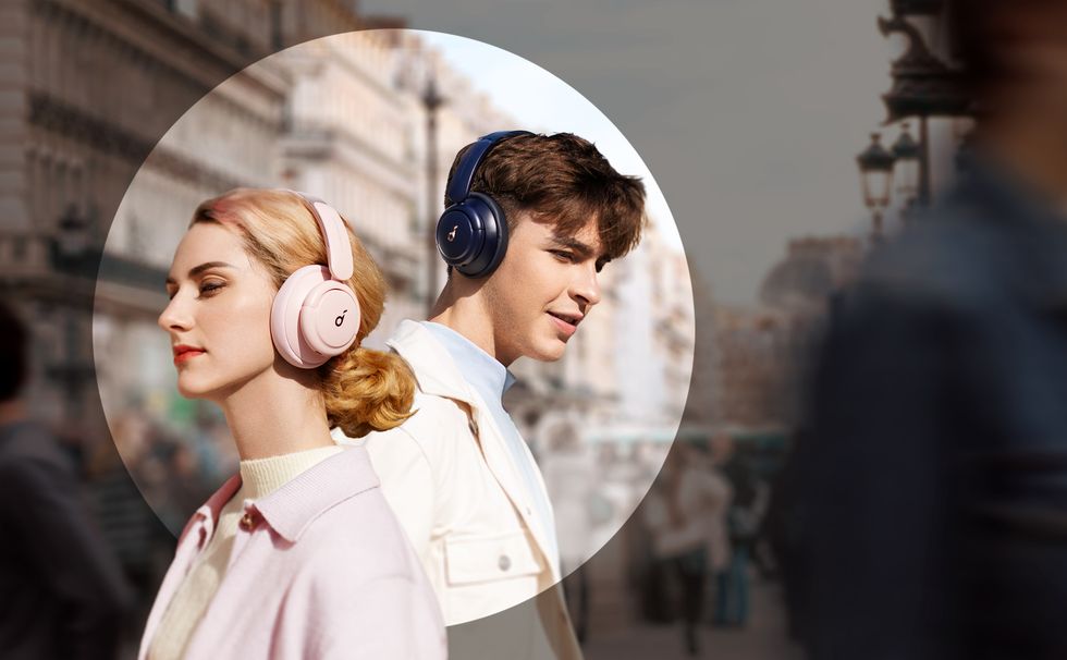 少女粉耳罩式耳機太夢幻！《soundcore》推出全新「耳罩式耳機」、隨音樂變換色彩「藍牙音響」！