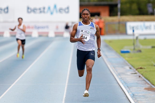 la atleta caster semenya compitiendo durante una carrera sobre la pista de atletismo