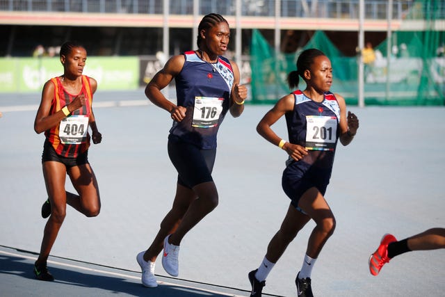 caster semenya corre una carrera de 800 metros