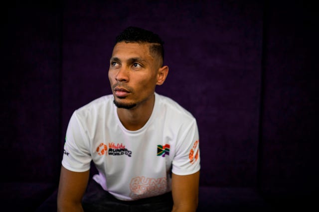 el atleta sudafricano wayde van niekerk, campeón olímpico y plusmarquista mundial de 400 metros, posa en una sesión de fotos
