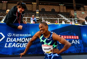 el saltador sudafricano ruswahl samaai habla con su entrenadora tras un salto en la liga de diamante de estocolmo, que ganó con un nuevo formato en salto de longitud