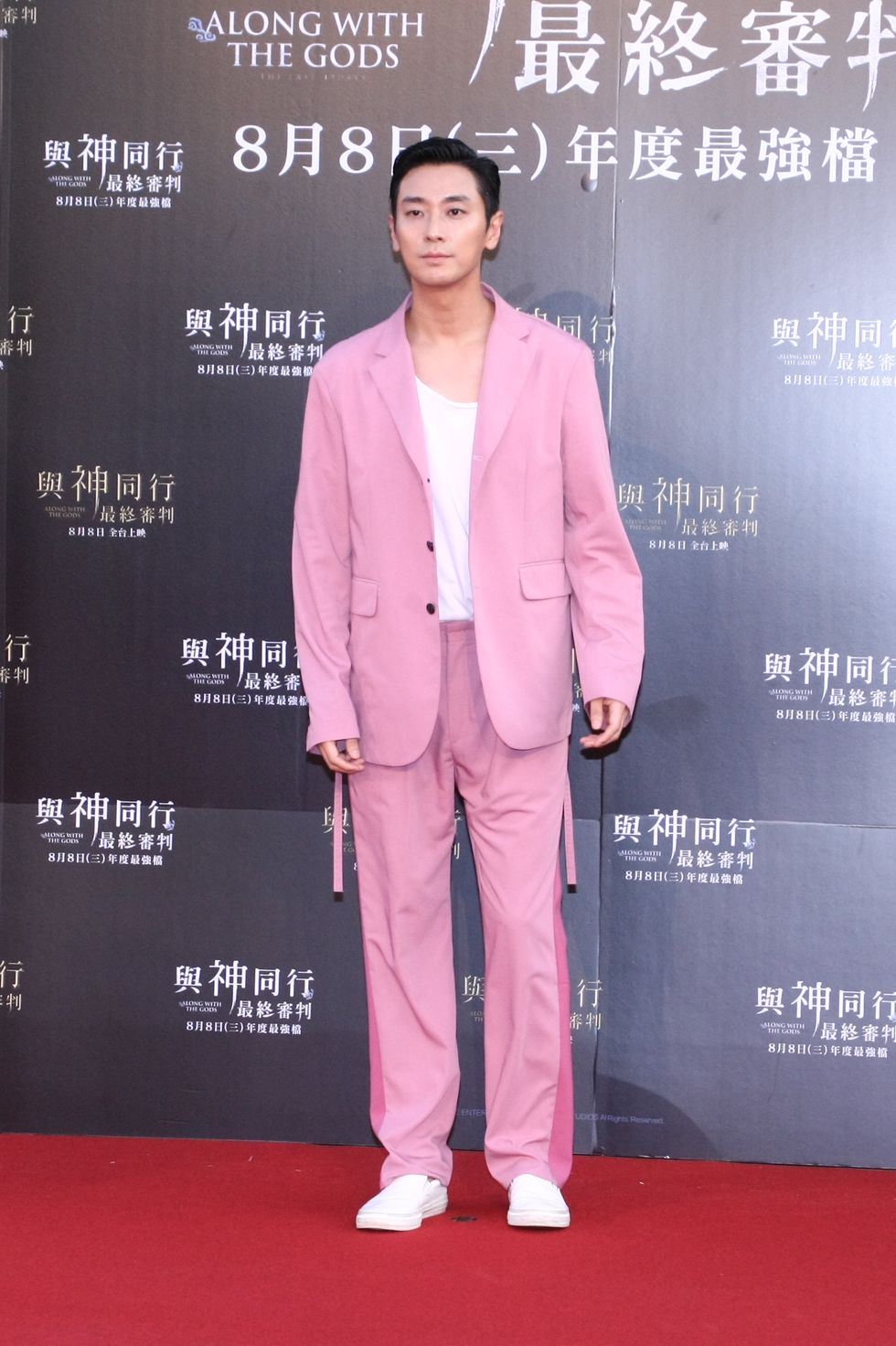 朱智勛身穿粉紅色西裝出席與神同行台北首映會