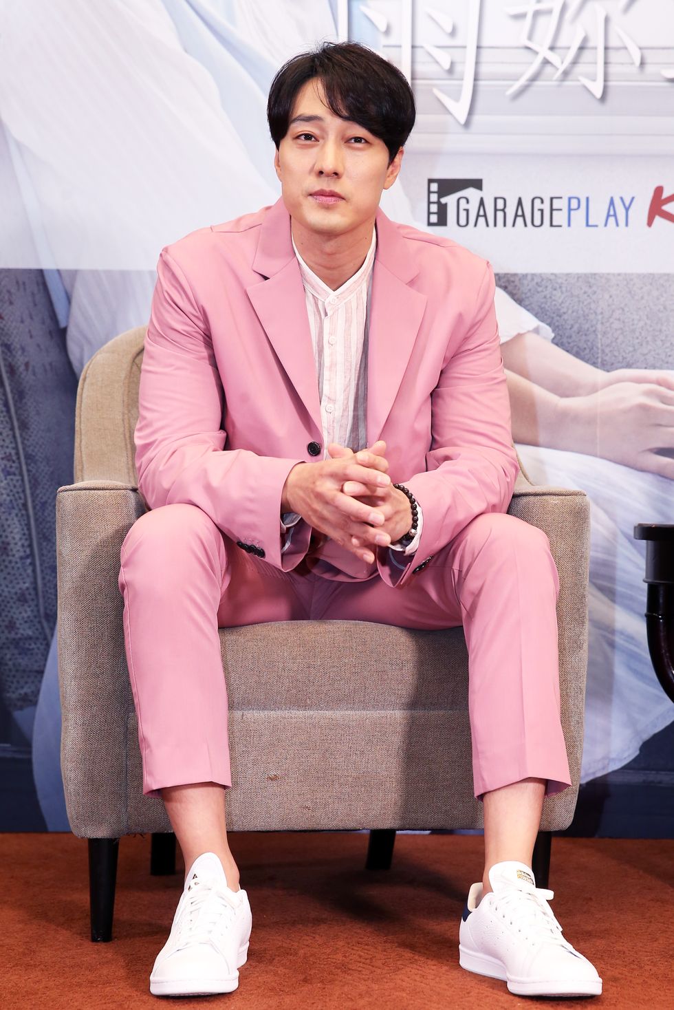 蘇志燮身穿粉紅色西裝出席台北首映會