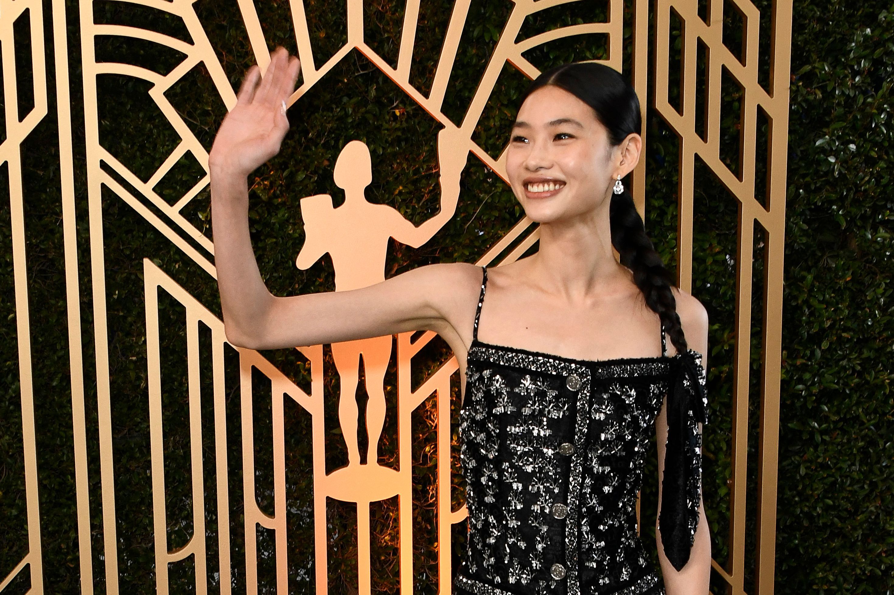 チョン・ホヨンがSAGアワード2022で纏った「ルイ・ヴィトン」の