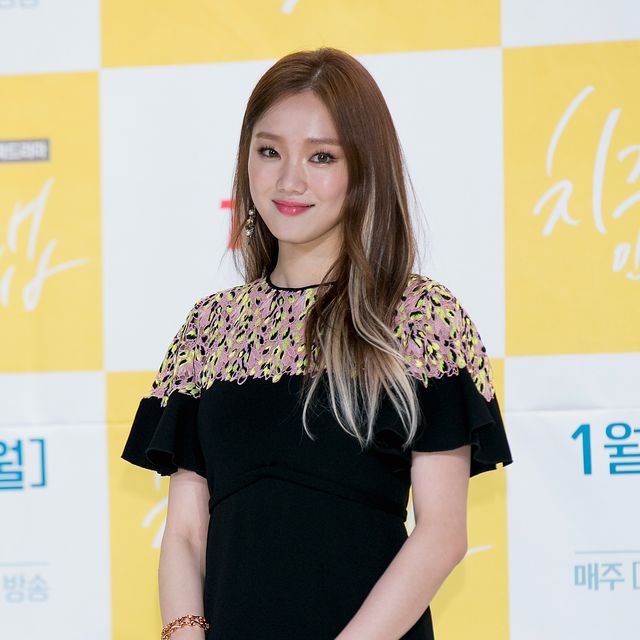 モデル出身の女優イ・ソンギョンが7月14日、韓国のバラエティ番組『セレモニークラブ』にゲスト出演。トークを展開する中で、役者として演じるキャラクターに合わせて体重を増量することへの思いを明かした。
