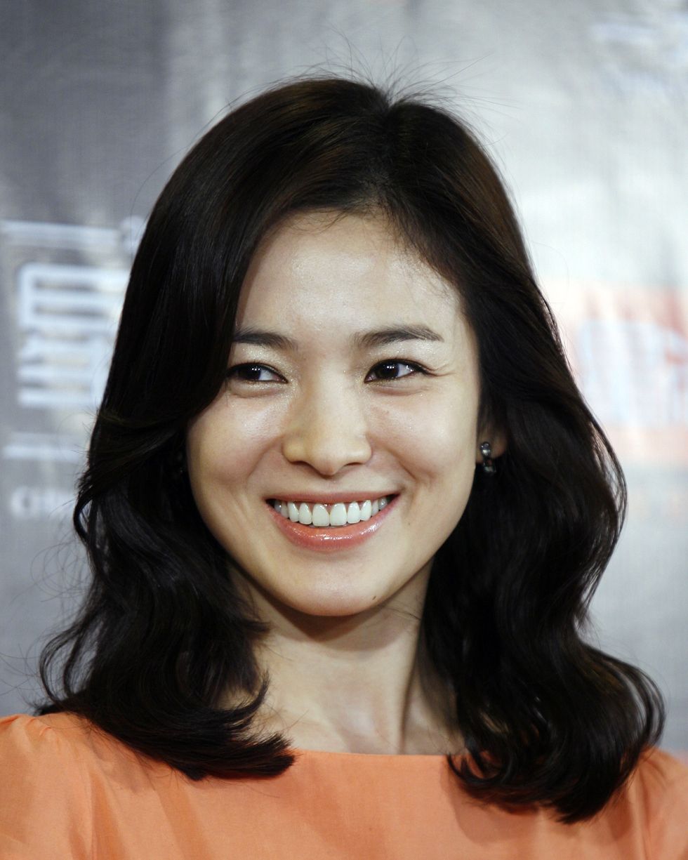 song hye kyo attends the 2009 china fashion awards in beijing