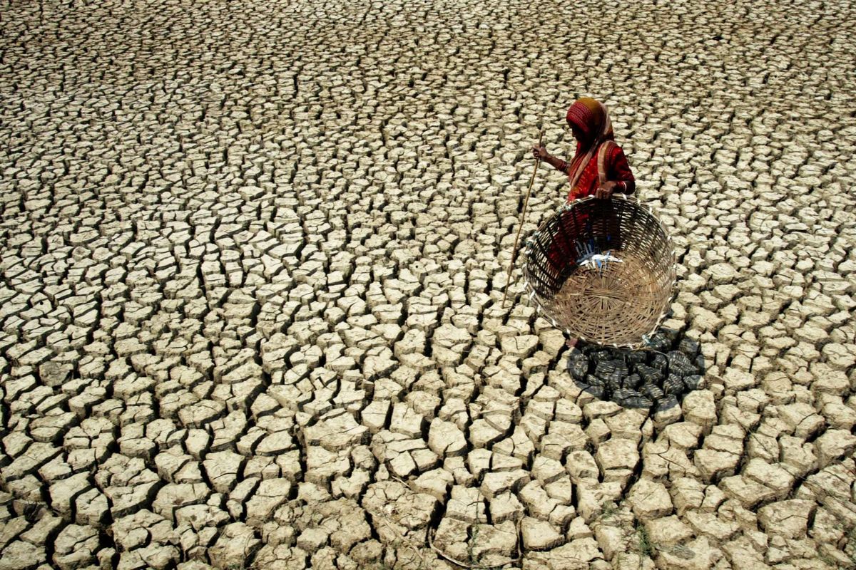 In het dorp Basudevpur in het Indiase district Bhadrak loopt een vrouw over kurkdroge grond ZuidAzi wordt steeds warmer en vochtiger een trend die nog versneld zal worden als de uitstoot van broeikasgassen niet wordt beperkt