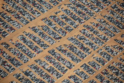Een beter zicht op de voertuigen die zijn opgeslagen op Southern California Logistics Airport
