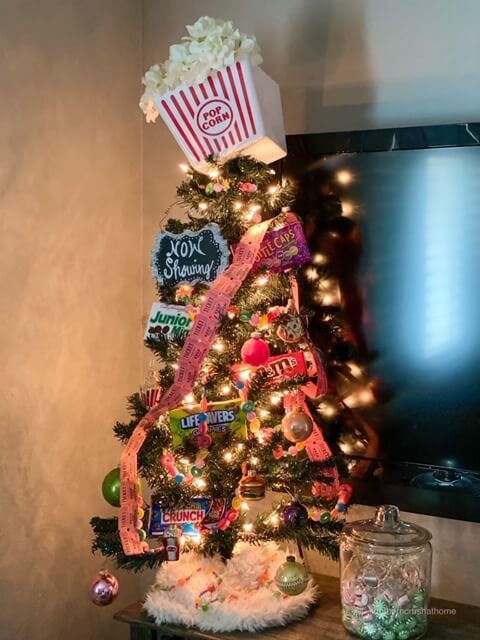 https://hips.hearstapps.com/hmg-prod/images/southern-crush-at-home-movie-themed-tree-1602863253.jpg