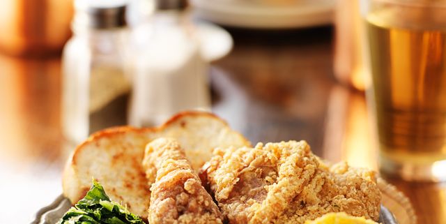 https://hips.hearstapps.com/hmg-prod/images/southern-soul-food-with-fried-chicken-and-collard-royalty-free-image-498272540-1550241756.jpg?crop=1.00xw:0.584xh;0,0.259xh&resize=640:*