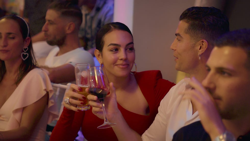 georgina rodríguez y cristiano ronaldo brindan en el documental de netflix soy georgina