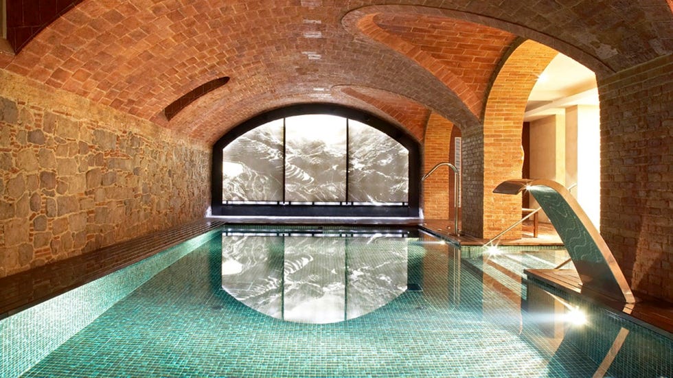 una piscina de tratamientos de chorros en el hotel seventy de barcelona