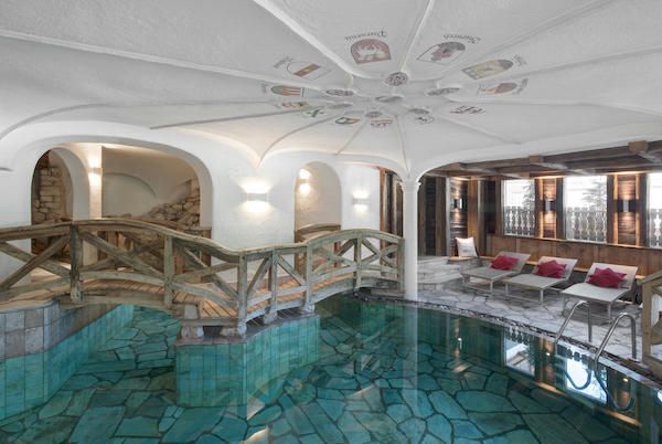Swimming pool, Property, Building, Room, Interior design, Architecture, Ceiling, Real estate, Estate, House, 