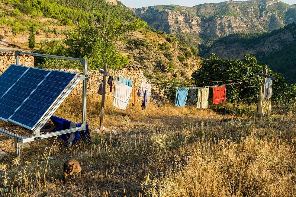 In Barchel een dorp in de provincie Valencia dat zon veertig jaar leegstond heeft zich een ecogemeenschap gevestig