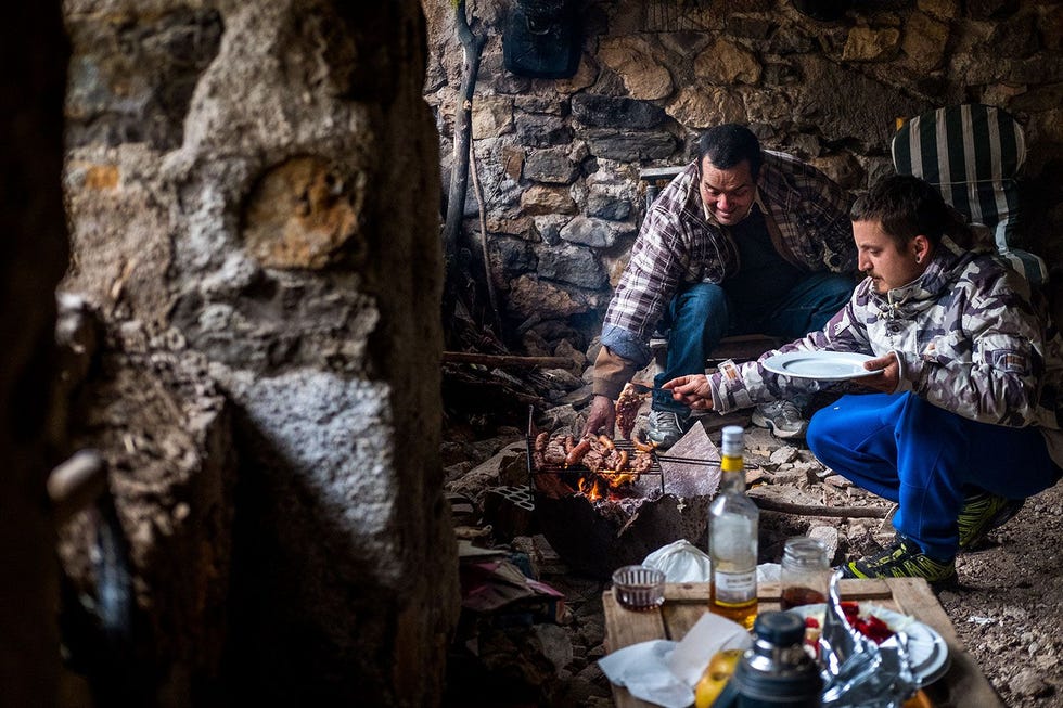 Felix Franco Escobar en Guillem Mateu Prat barbecuen in de rune in Aguinalu waar Felix woont Hoewel het gebouw dat vroeger werd gebruikt als stal voor dieren nog geen ramen of deuren heeft is Felix tevreden met zijn plekje
