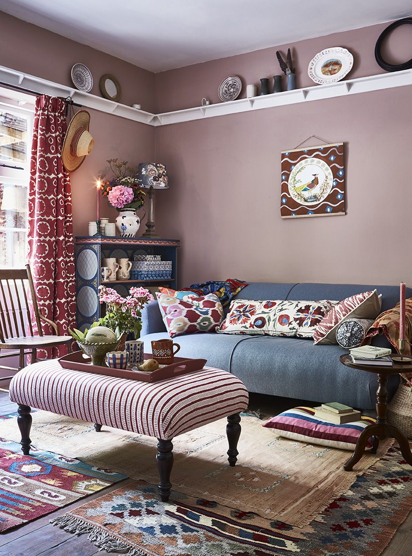 How to Decorate the Space Above Your Sofa