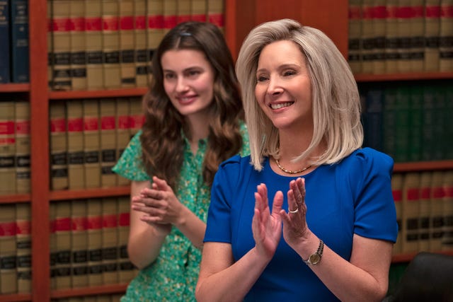 lisa kudrow, caracterizada como maggie naird, su personaje en la serie de netflix 'space force'