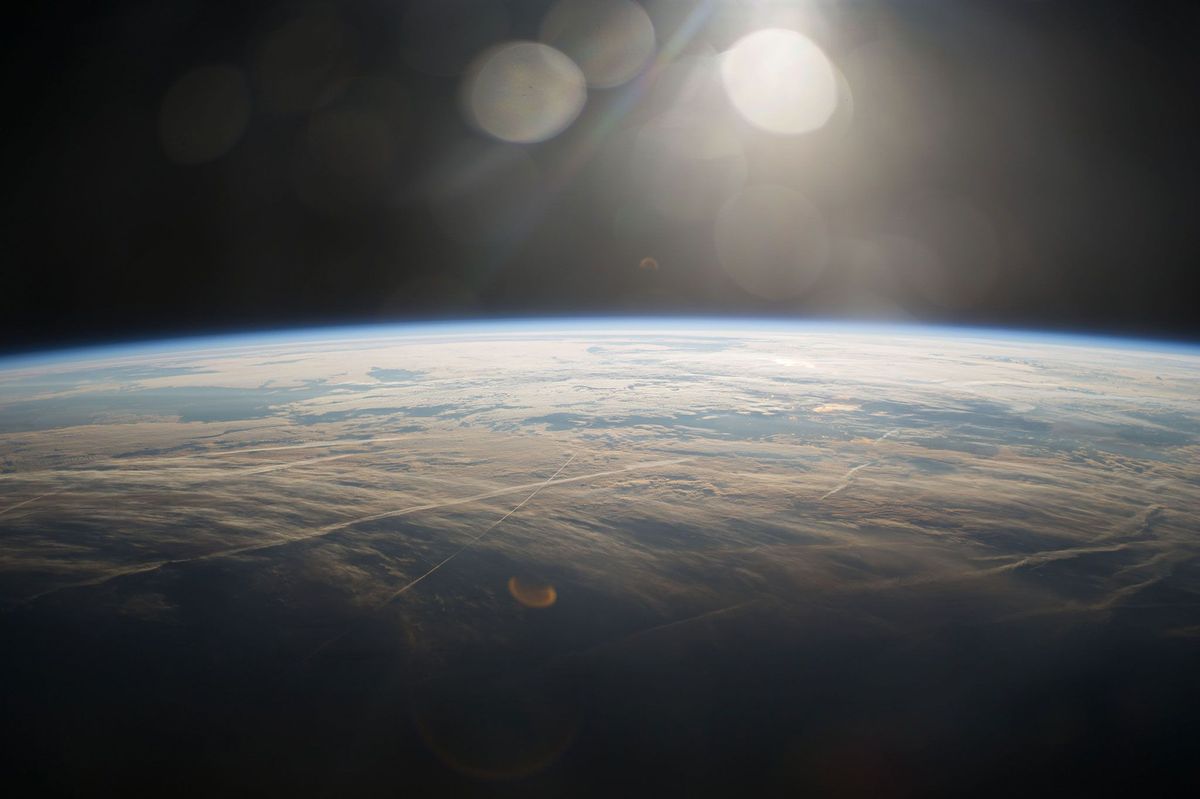Gezien vanaf het International Space Station ISS komt de zon op boven een blauwe planeet