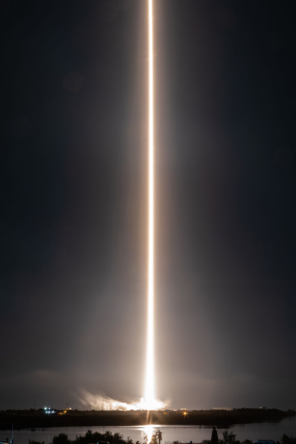 In deze opname die met lange sluitertijd is gemaakt is te zien hoe de Crew Dragon van SpaceX in november opstijgt vanaf het Kennedy Space Center De lancering was een belangrijke mijlpaal in de commercile ruimtevaartUitLancering SpaceX markeert begin van commercieel ruimteveer