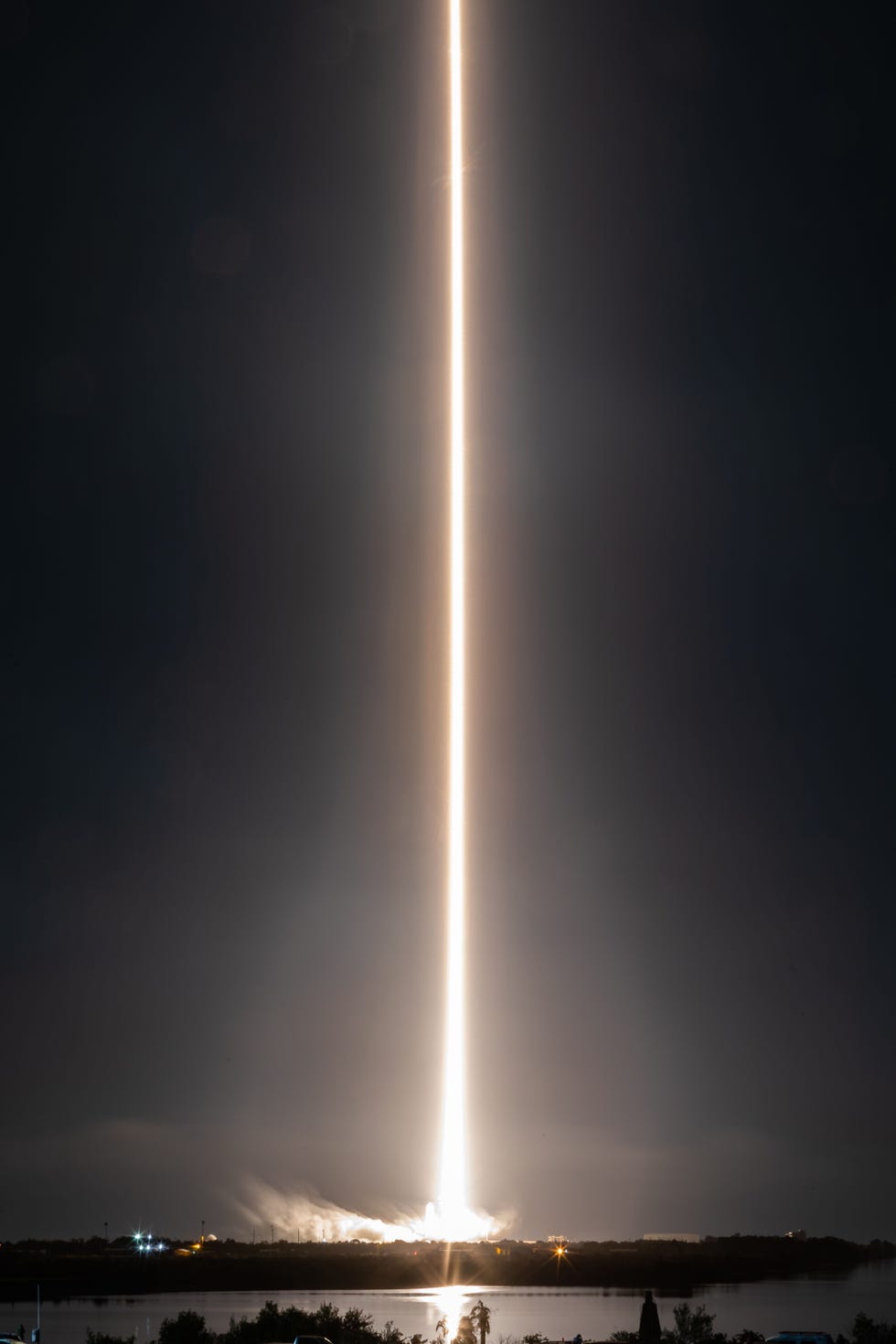 https://www.nationalgeographic.com/content/dam/archaeologyandhistory/2020/12/history-eoy-gallery/USE/space-x-launch-02.jpg In deze opname die met lange sluitertijd is gemaakt is te zien hoe de Crew Dragon van SpaceX in november opstijgt vanaf het Kennedy Space Center De lancering was een belangrijke mijlpaal in de commercile ruimtevaartUitLancering SpaceX markeert begin van commercieel ruimteveer