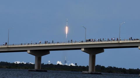 Op de A Max Brewer Causeway een verhoogde snelweg nabij Titusville in Florida lijken toeschouwers op 30 mei een vorm van social distancing in acht te nemen terwijl ze kijken naar de lancering van de SpaceXraket Falcon 9