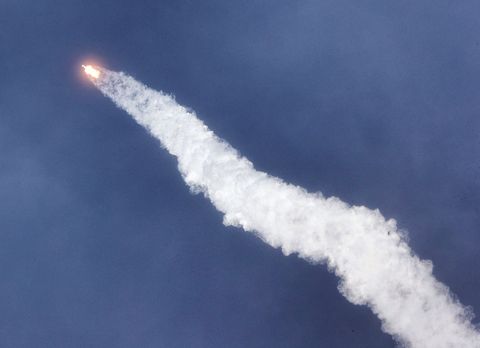 Met behulp van de SpaceXraket Falcon 9 worden de astronauten Doug Hurley en Bob Behnken aan boord van de capsule Crew Dragon in een lage omloopbaan rond de aarde gebracht vanwaar ze op 30 mei konden aankoppelen aan het International Space Station