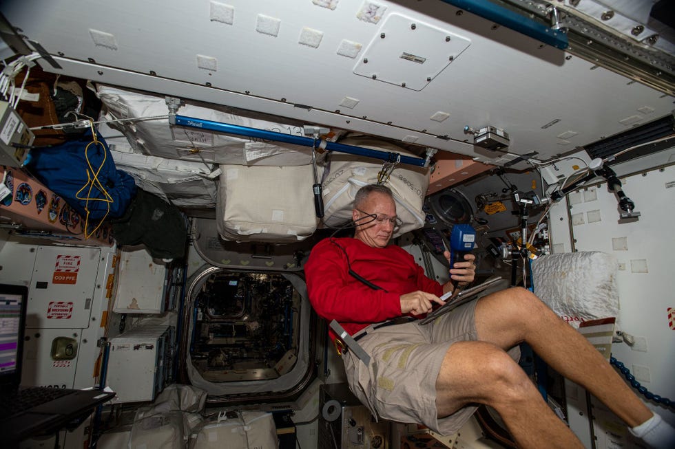 Hurley werkt op 7 juli aan het intermoduleventilatiesysteem van het ISS en onderzoekt de luchtstroom en de onderdelen