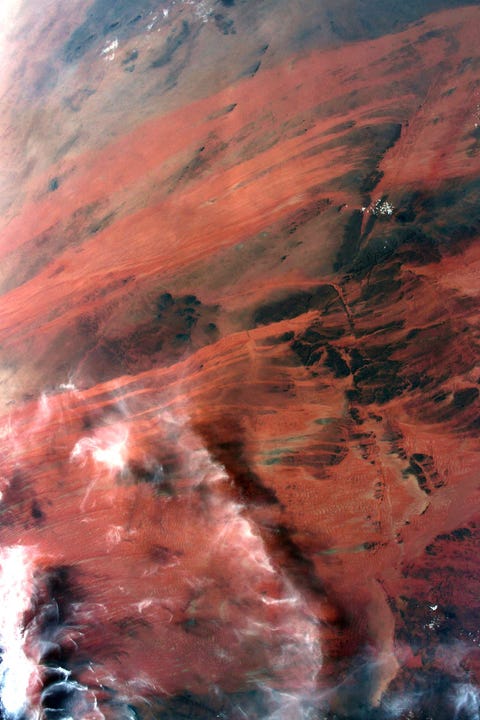 In Mauritani aan de Atlantische kust van Afrika zie je een oogverblindend rood dat er altijd voor zorgt dat ik mijn camera pak schreef Behnken in een tweet bij deze op 22 juli genomen foto nam