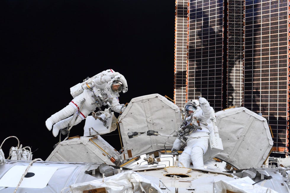 Twee van de beste ruimtewandelaars ooit Bob Behnken links en Chris Cassidy beide vandaag op hun tiende EVA extravehicular activity oftewel activiteit buiten het vaartuig Gefeliciteerd met deze geweldige prestatie schreef Hurley op Twitter voor zijn collegaastronauten die zich op 21 juli buiten het ruimtestation waagden voor onderhoudswerkzaamheden