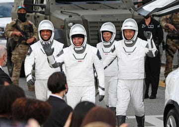 Op 15 november 2020 gaan de bemanningsleden van de Crew1missie  gezagvoerder Mike Hopkins in het midden Victor Glover links Shannon Walker achter en de Japanse astronaut Soichi Noguchi rechts  op weg naar het lanceerplatform van het Kennedy Space Center in Florida om te beginnen aan de eerste commercile bemande missie van de NASA