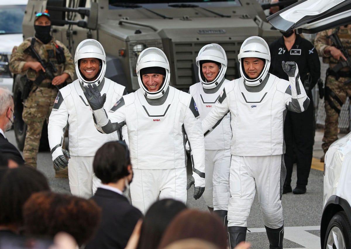 Op 15 november 2020 gaan de bemanningsleden van de Crew1missie  gezagvoerder Mike Hopkins in het midden Victor Glover links Shannon Walker achter en de Japanse astronaut Soichi Noguchi rechts  op weg naar het lanceerplatform van het Kennedy Space Center in Florida om te beginnen aan de eerste commercile bemande missie van de NASA