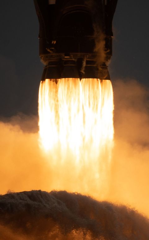 De allereerste vlucht van de SpaceXtweetrapsraket Falcon 9 vond tien jaar geleden plaats vanaf Cape Canaveral Op 30 mei bracht een Falcon 9 met daarop een Crew Dragoncapsule voor het eerst een bemanning in een omloopbaan rond de aarde