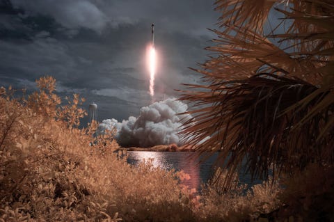 Op deze infraroodopname in aangepaste kleuren is te zien hoe de Demo2missie van de NASA en SpaceX op zaterdag 30 mei koers zet naar het International Space Station
