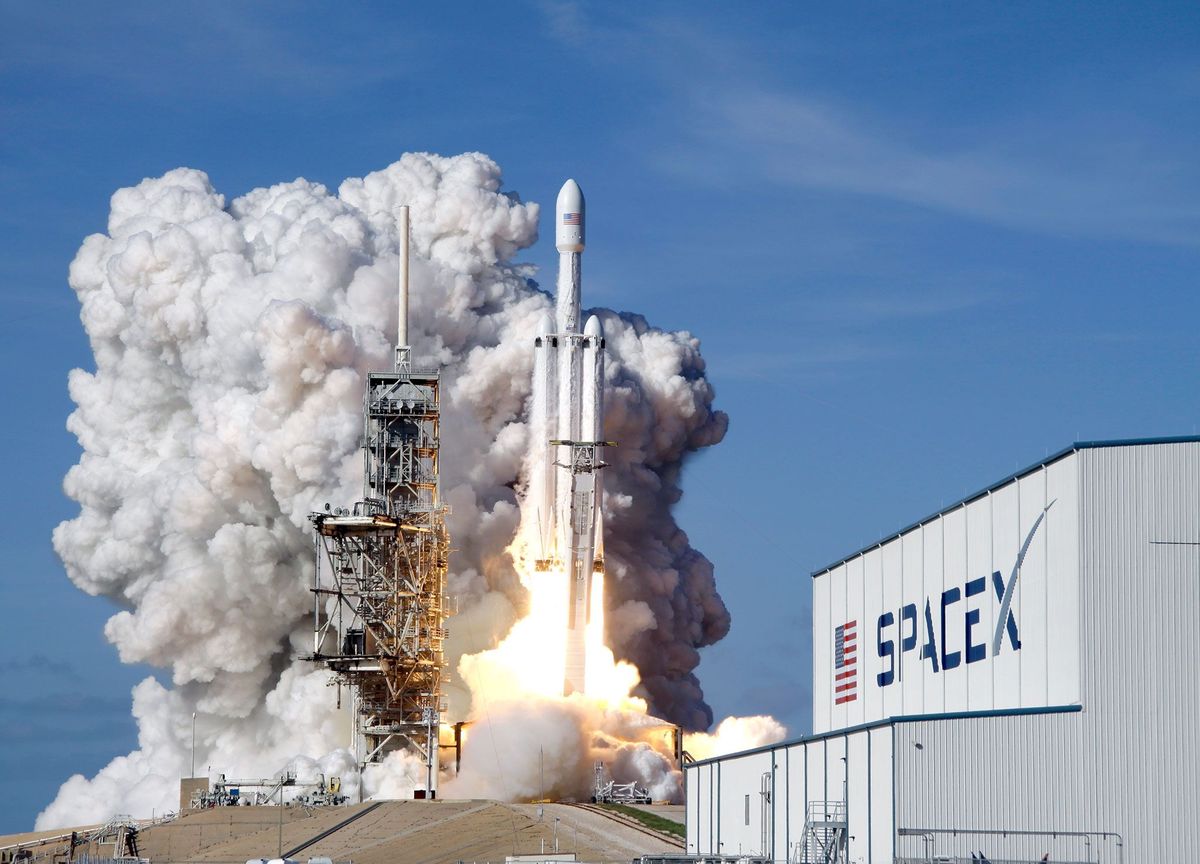 In februari 2018 verheft een Falcon 9raket van SpaceX zich van een lanceerplatform op het Kennedy Space Center