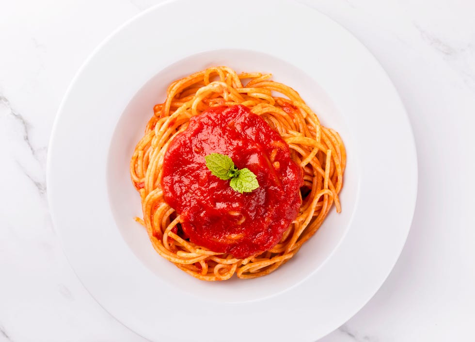 espaguetis con salsa de tomate