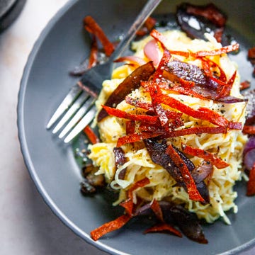 spaghettini carbonara with salami crisps