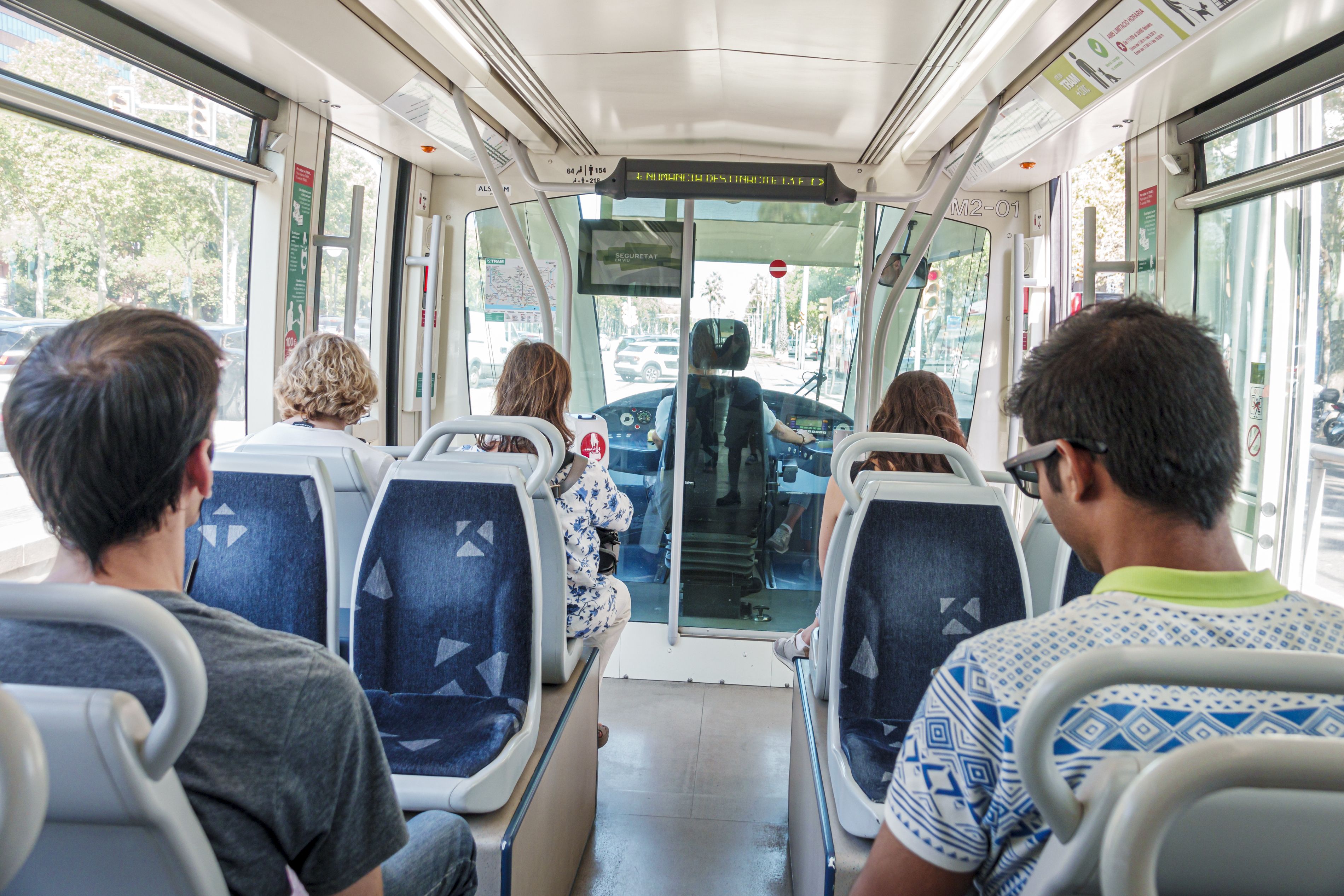 Conduce un autobús urbano comiendo pipas y usando el móvil