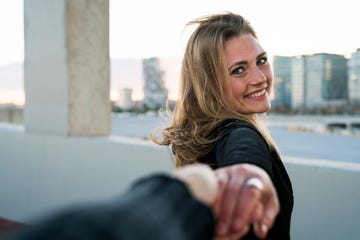una mujer joven sonríe mientras le sostienen la mano en barcelona
