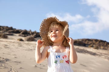 nina en canarias con sombrero