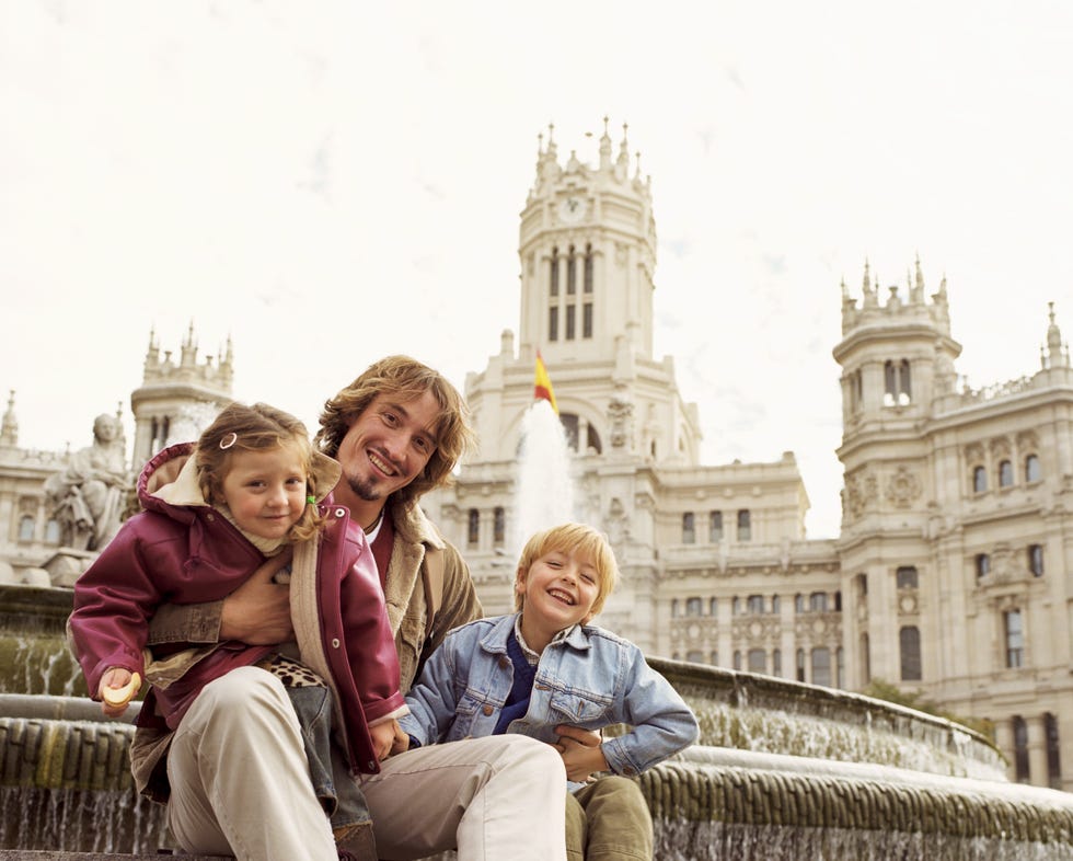 padre con hijos en madrid en cibeles