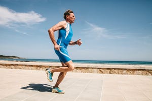 triatleta corriendo en el paseo marítimo