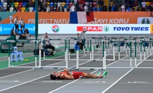 enrique llopis cae conmocionado en la final de vallas del europeo de estambul 2023